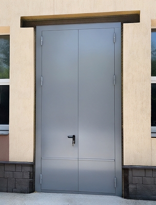 Высокие стальные ворота