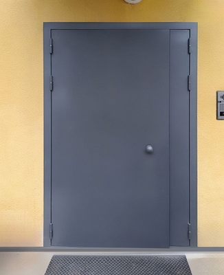 Серая подъездная дверь Серая подъездная дверь