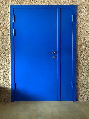 Синяя полуторная дверь Синяя полуторная дверь