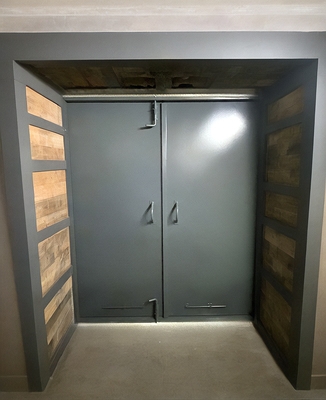 Двустворчатая серая дверь Двустворчатая серая дверь