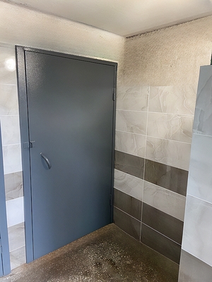 Техническая серая дверь Техническая серая дверь