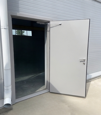 Металлическая серая дверь Металлическая серая дверь