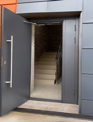 Серая дверь с ручкой-скобой Серая дверь с ручкой-скобой