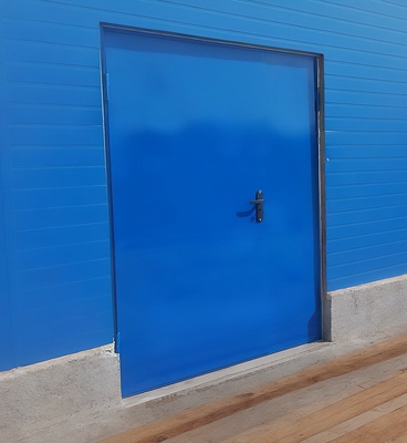 Синяя полуторная дверь Синяя полуторная дверь