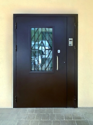 Подъездная дверь с остеклением и решеткой Подъездная дверь с остеклением и решеткой