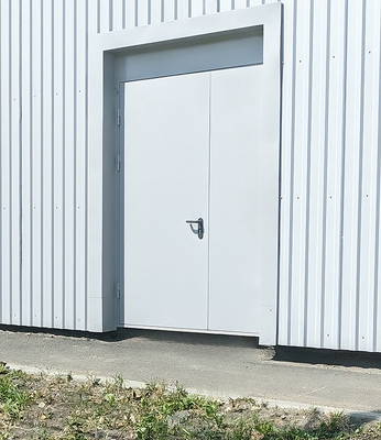 Дверь на уличном выходе Дверь на уличном выходе