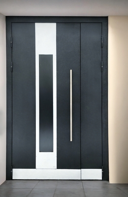 Дверь с длинной ручкой Дверь с длинной ручкой